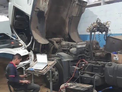 Tela de um scanner de diagnóstico automotivo conectado a um caminhão, mostrando dados técnicos. Foco na tecnologia e precisão do diagnóstico.