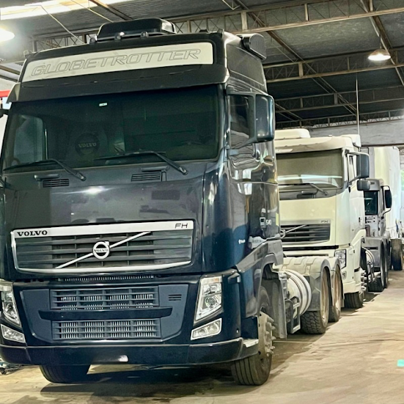 Manutenção de motor diesel de caminhão em oficina de Três Rios, RJ